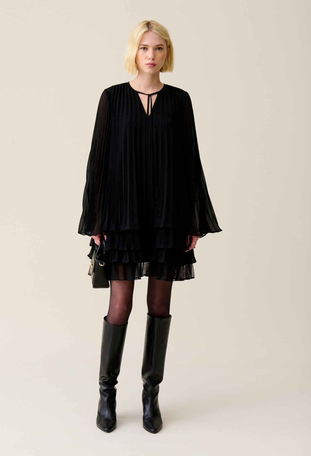 Robe courte noire volantée