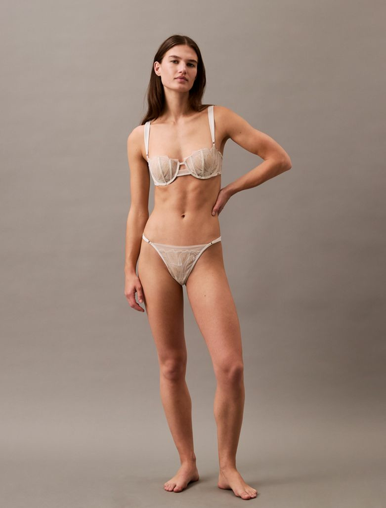STRING THONG EN LACE FLORALE NOIRE