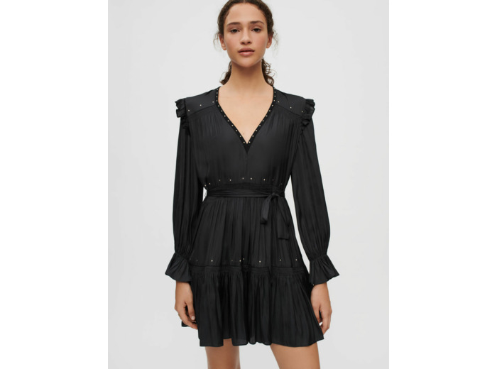 Robe noire en satin fluide à studs dorés