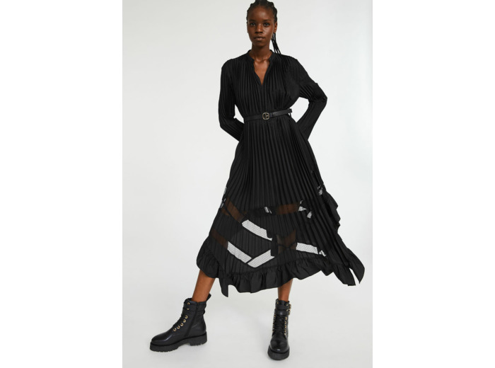 Robe noire longue plissée à volants