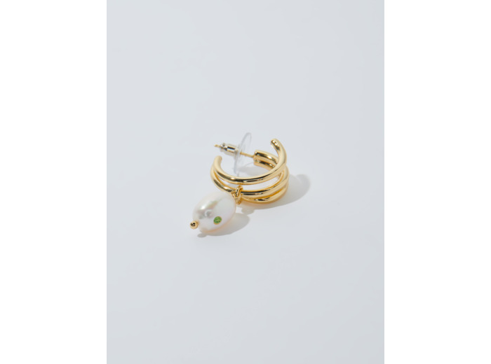 Boucle d'oreille ornée de perle