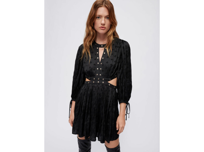 Robe en satin brodé à studs