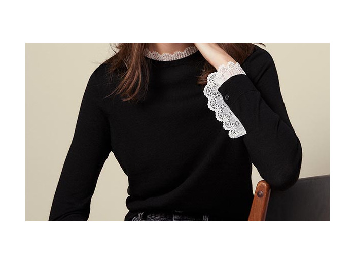 Pull fin bordé de dentelle