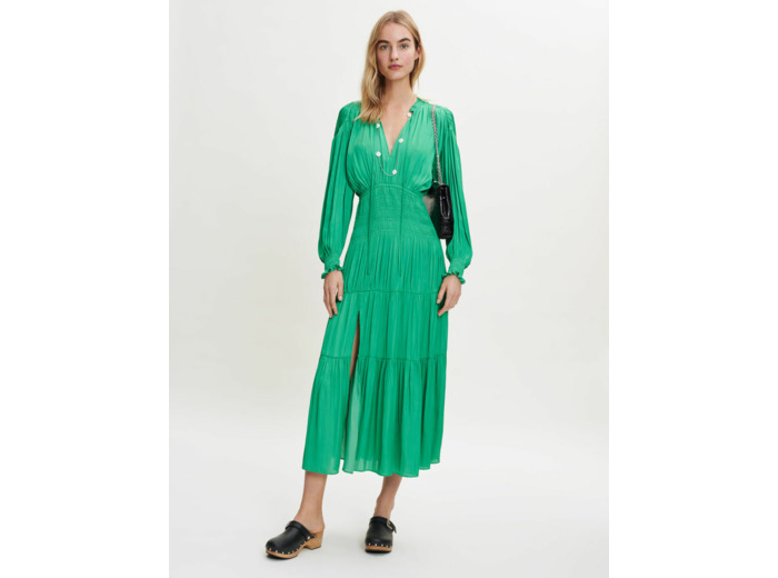 Robe en satin fluide smockée
