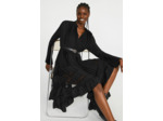 Robe noire longue plissée à volants