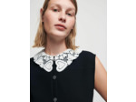 Robe en crêpe à col en guipure
