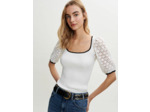 Pull en maille et crochet contrasté