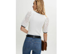 Pull en maille et crochet contrasté