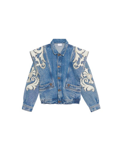 Veste en jean ornée de patchs et strass