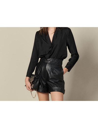 Chemise en soie à décolleté en V