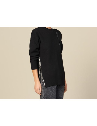 Pull avec une fente brodée de perles