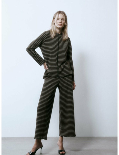 เสื้อยืดผู้หญิงคอกลมแขนยาวลายทาง ผ้าทอพิเศษ สีมะกอก