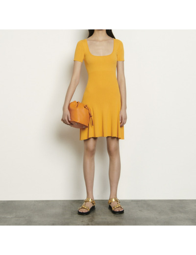 Robe courte en maille côtelée