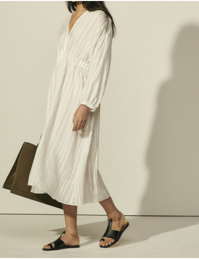 Robe longue au tissu à fines rayures