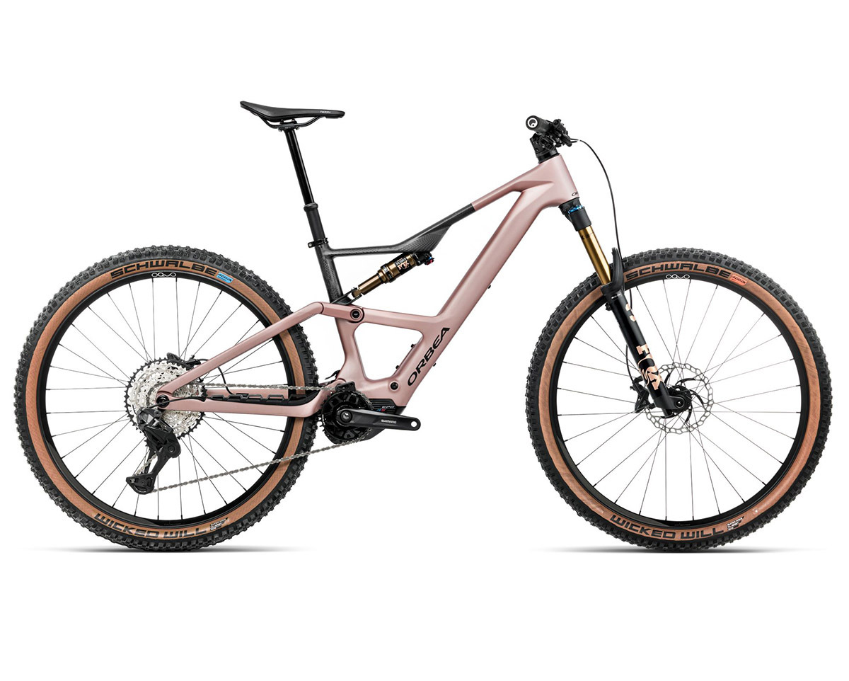 VTT tout suspendu électrique RISE SL M10 630W Rose du Désert/Carbone