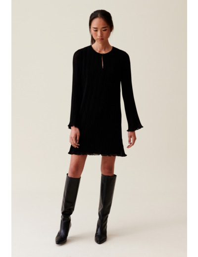 Robe courte plissée manches longues
