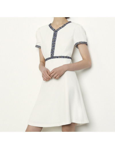 Robe courte à galon frangé appliqué
